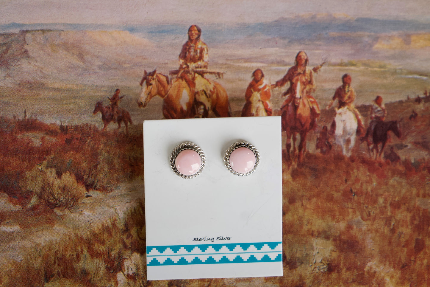 Round Pink Conch Stud w/ Rope Boarder