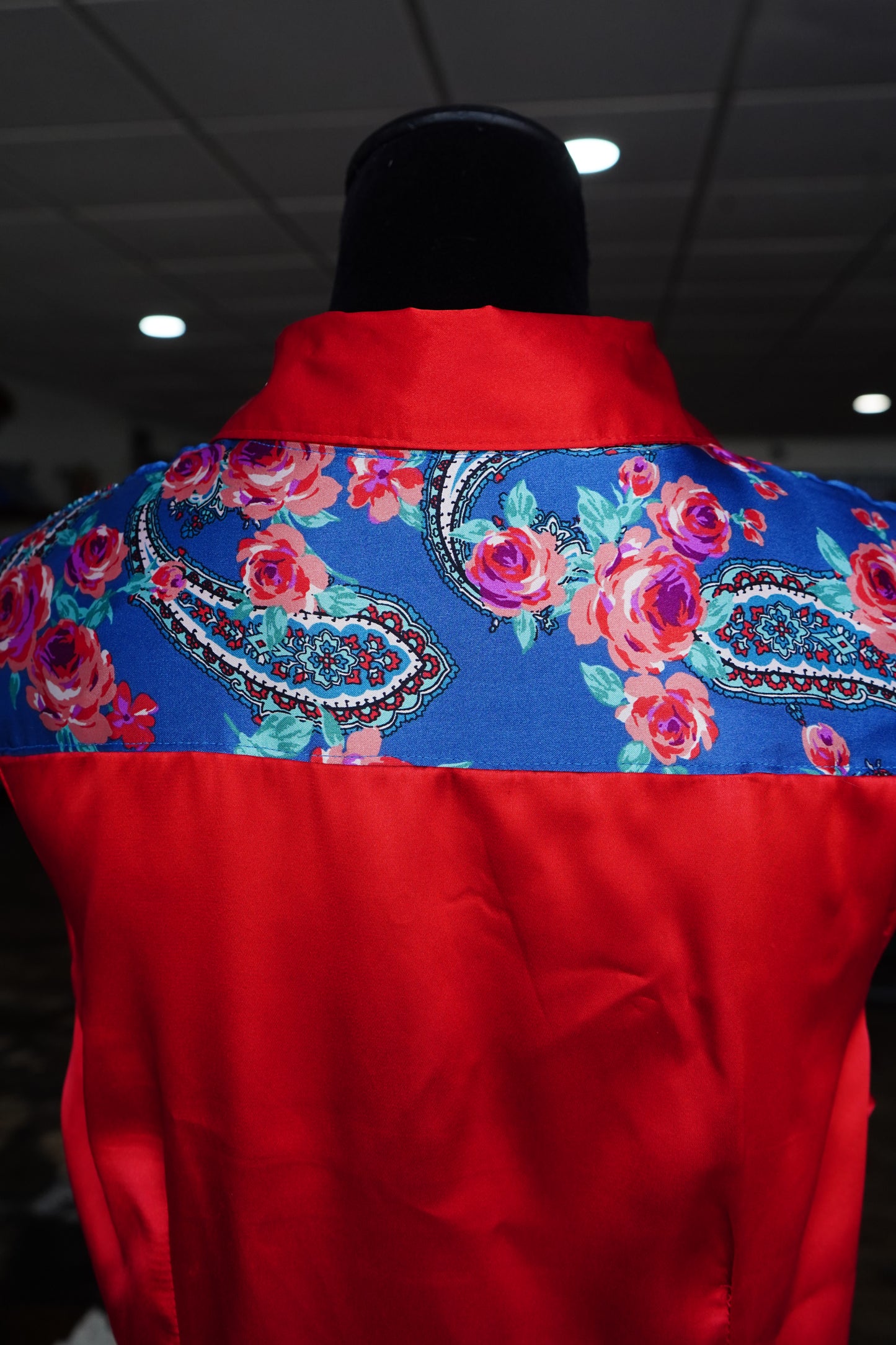 PRELOVED - L - Blue Roses & Pink Paisley on Red Satin Button Down