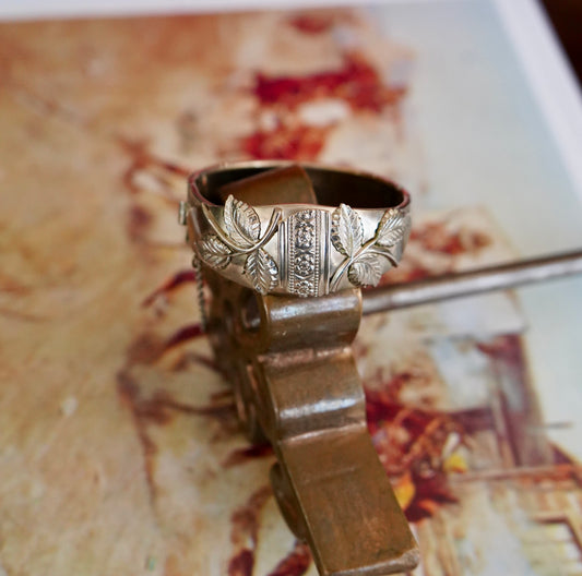 Vintage Floral Leaves Latch Bracelet
