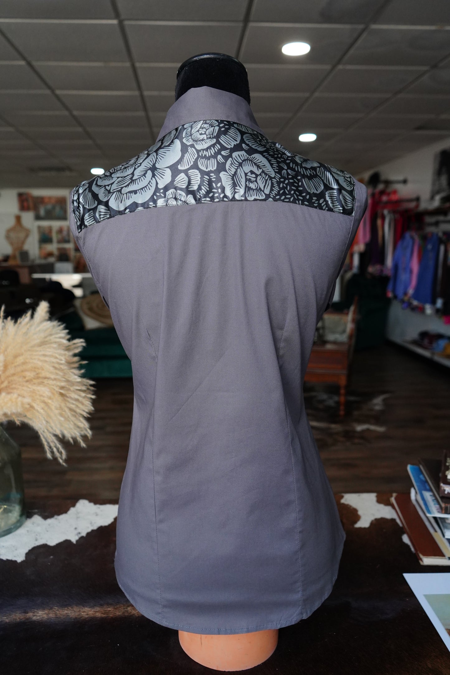M - Gray Roses on Gray Cotton Button Down