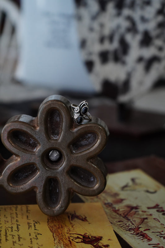 Vintage 2 Stone w/ Silver Flower Black Onyx Ring - Sz 5.5