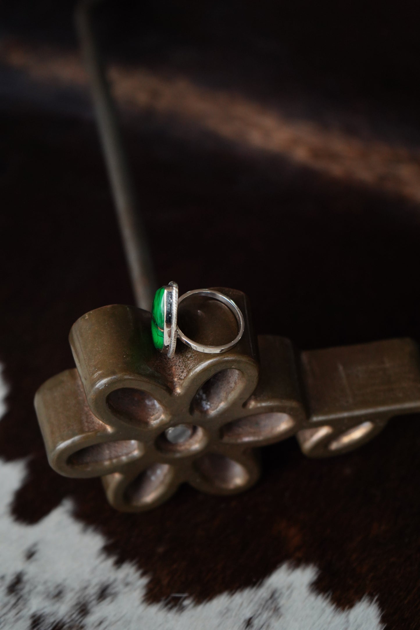 Green Dahlia Teardrop w/ Roper Border Ring - Adj