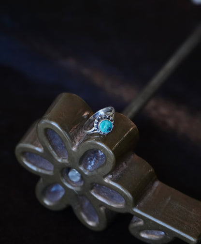 Round Turquoise w/ Beaded Petal Border - Sz 10.5