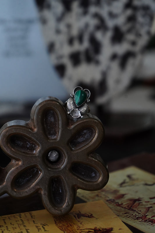 Vintage Malachite Teardrop w/ Silver Flower - Sz 6.5