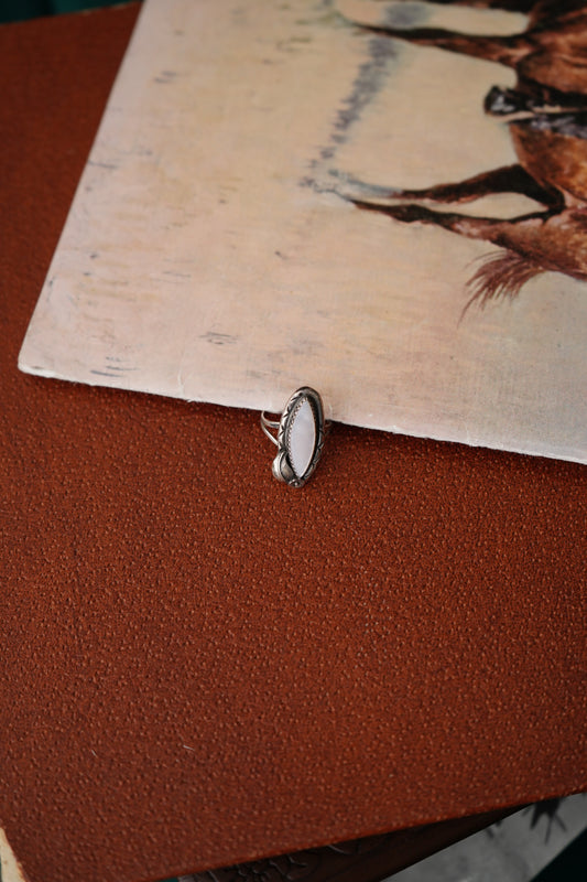 Vintage MOP Skinny Oval Ring - Sz 5.75