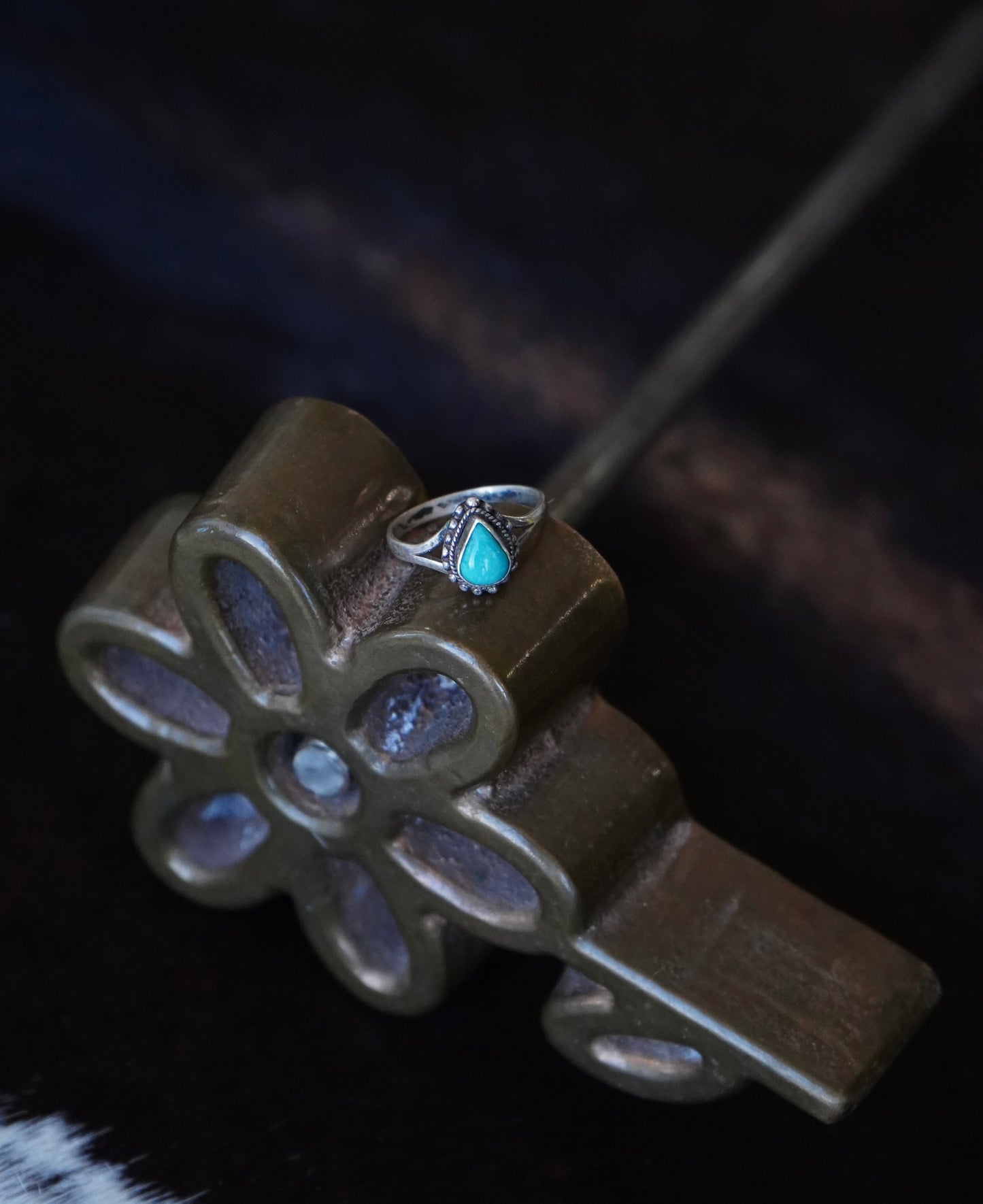 Turquoise Teardrop w/ Rope & Bead Border - Sz 9