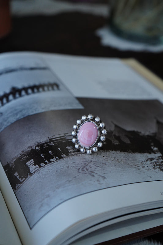 Pink Conch w/ Beaded Border - Sz 7.5