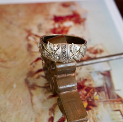 Vintage Floral Leaves Latch Bracelet