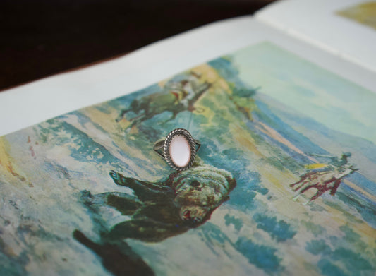 Mother of Pearl Vintage Ring - Size 6.75