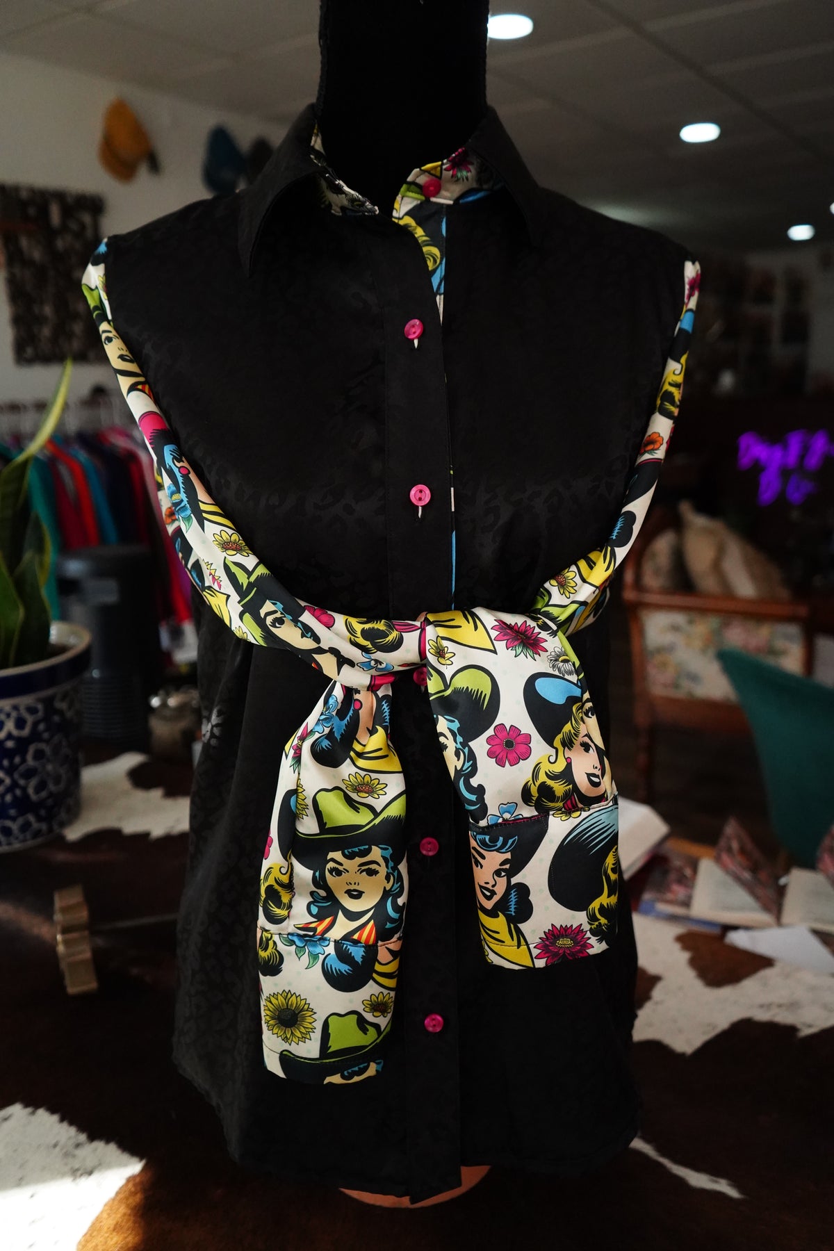 Daisy Original Black Cheetah w/ Comic Cowgirls - Size 8