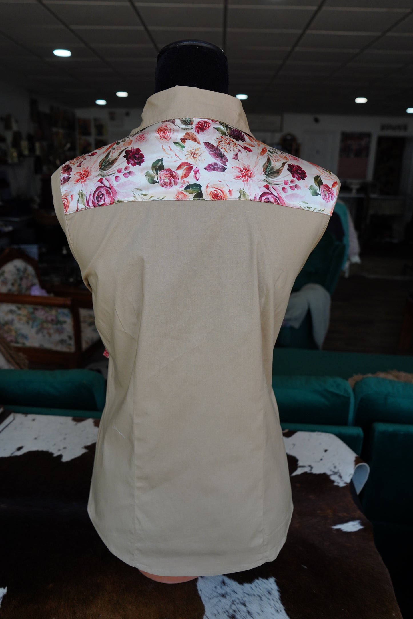 PRELOVED - L - Pink Autumn Floral on Tan Cotton Pearl Snap