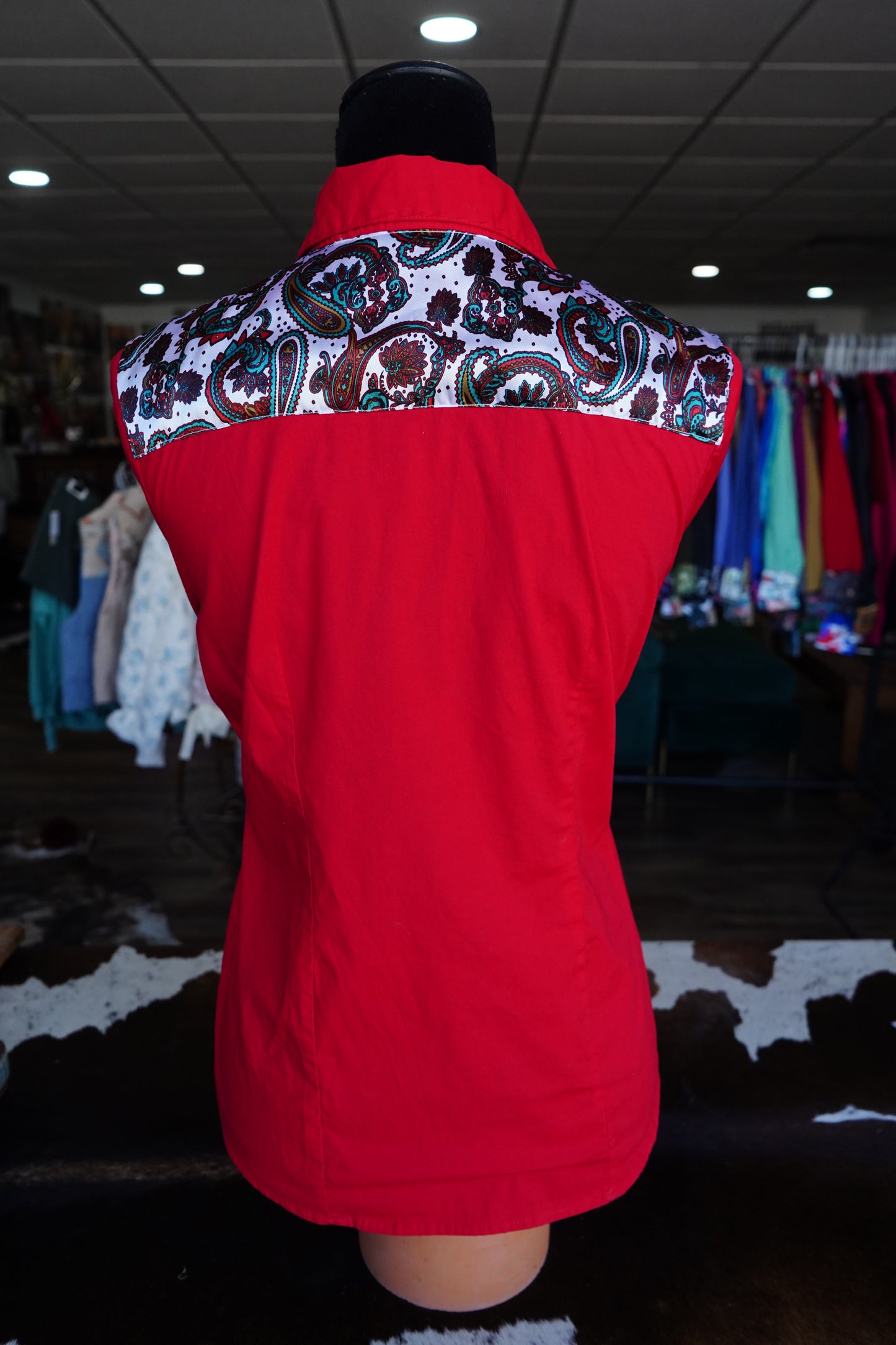 PRELOVED - L - Patriotic Paisley on Red Cotton Button Down