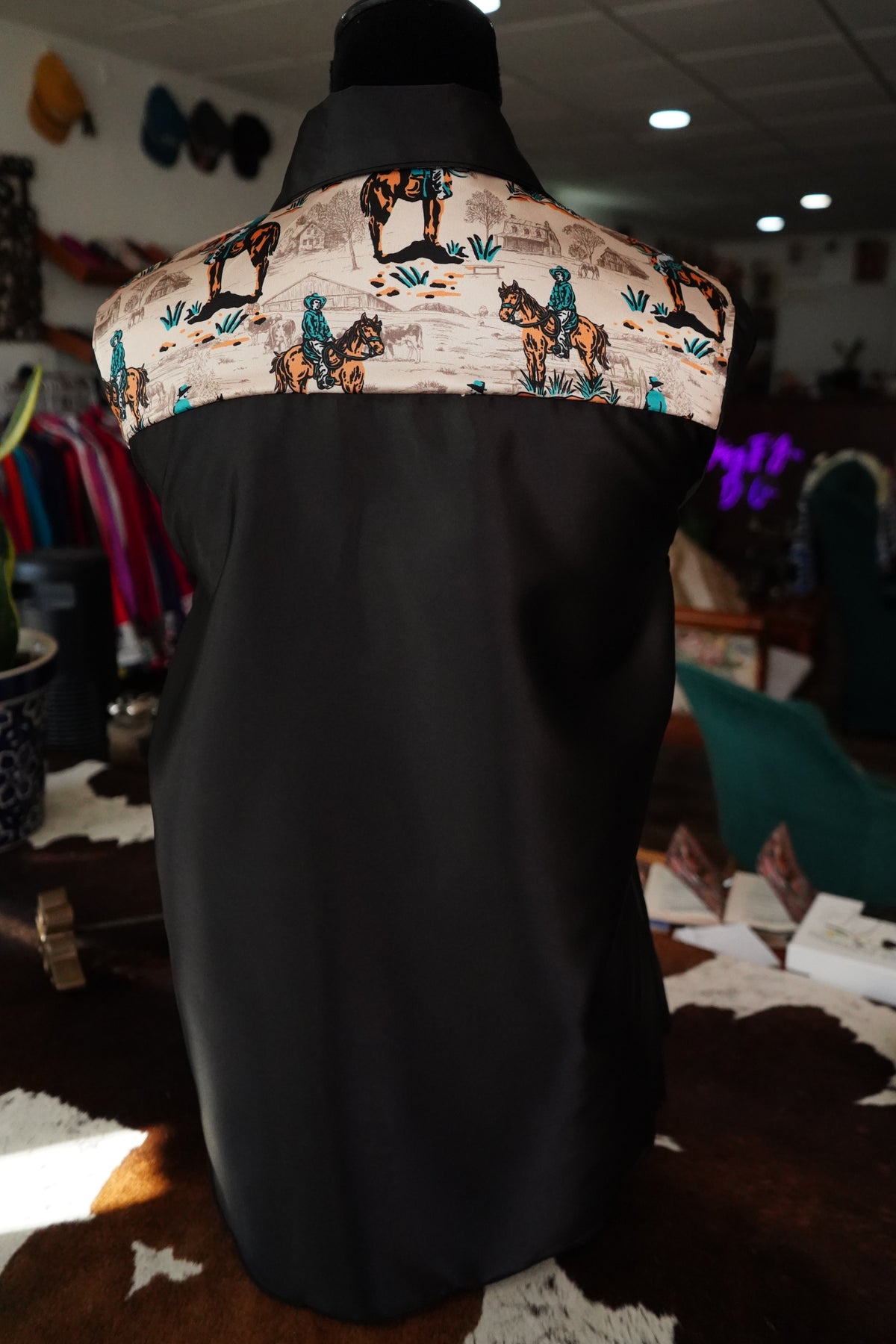 Daisy Original Black w/ Emerald Cowboy Scene - Size 12