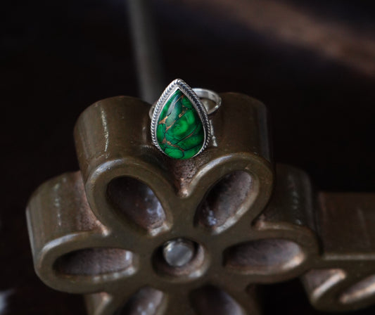Green Dahlia Teardrop w/ Roper Border Ring - Adj
