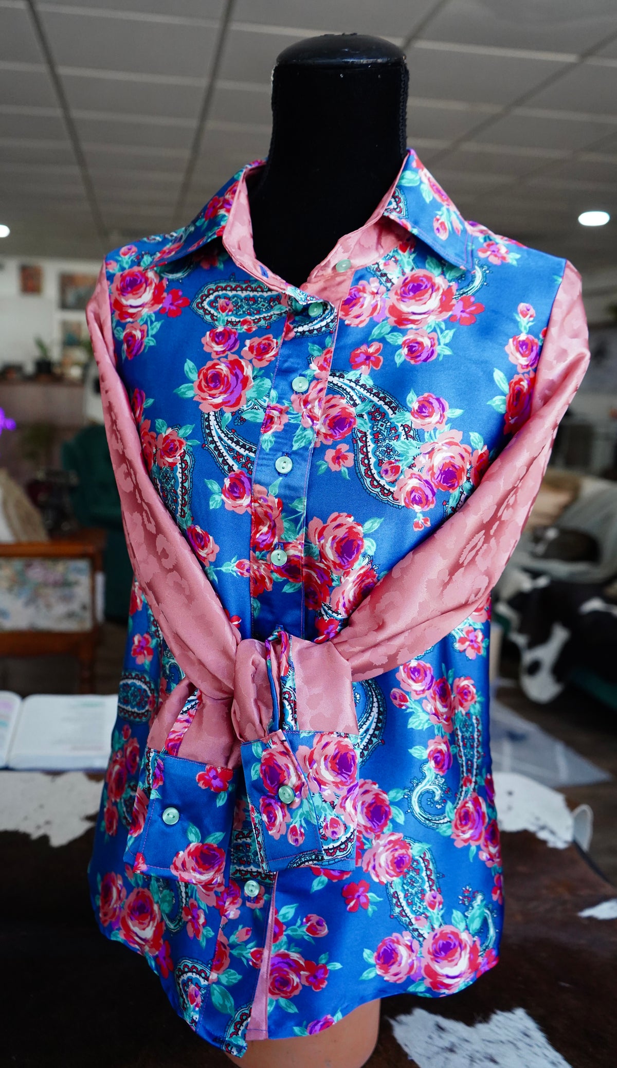 Daisy Original Blue Rose Paisley w/ Mauve Cheetah Button Down - Size 8
