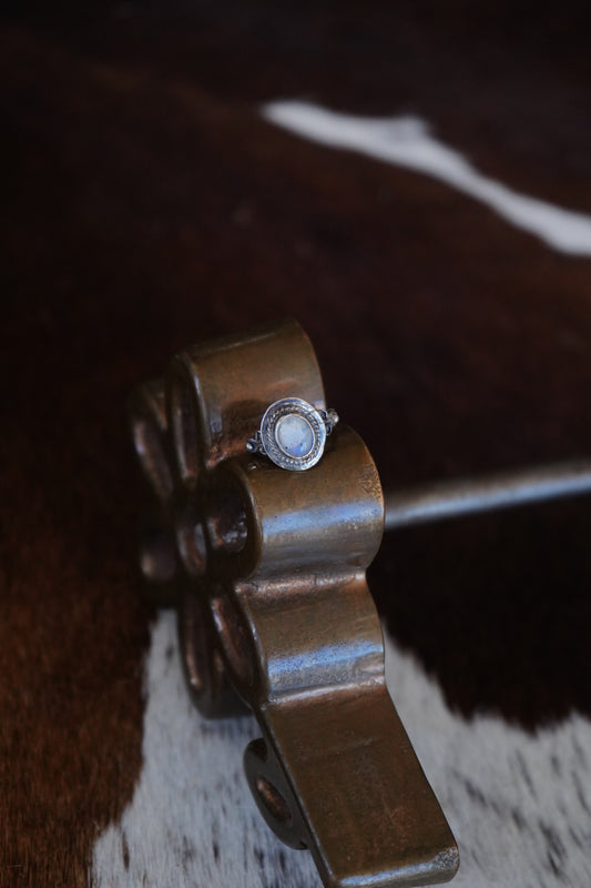 Vintage Round Moonstone Ring - Sz 5.5