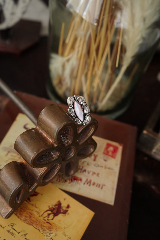 Vintage MOP & Silver Leaf Border Ring - Sz 6.5