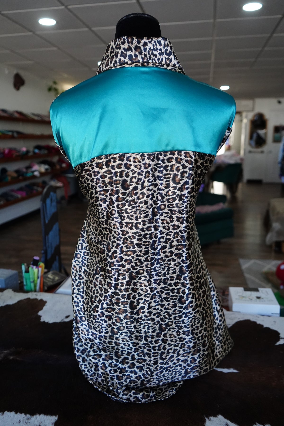 Daisy Original Leopard w/ Teal Button Down - Size 22