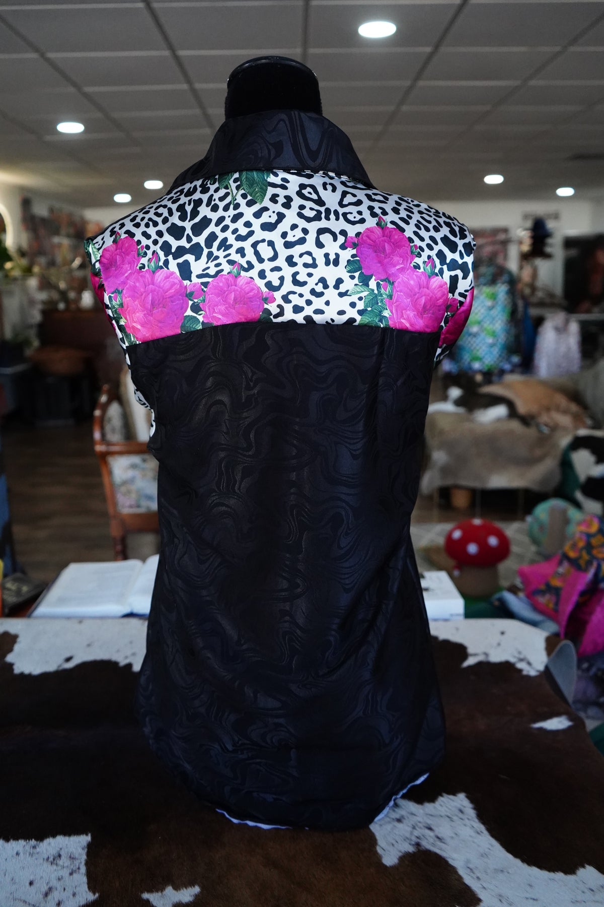 Daisy Original Black Groovy w/ Pink Roses n Snow Leopard Button Down - Size 10
